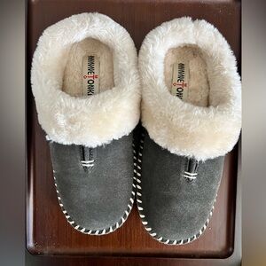 Minnetonka women’s Caitlin clog slipper in dark gray suede leather upper. Size 6